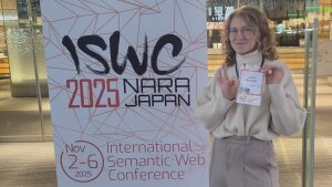 Person vor einem Roll up ISWC 2025