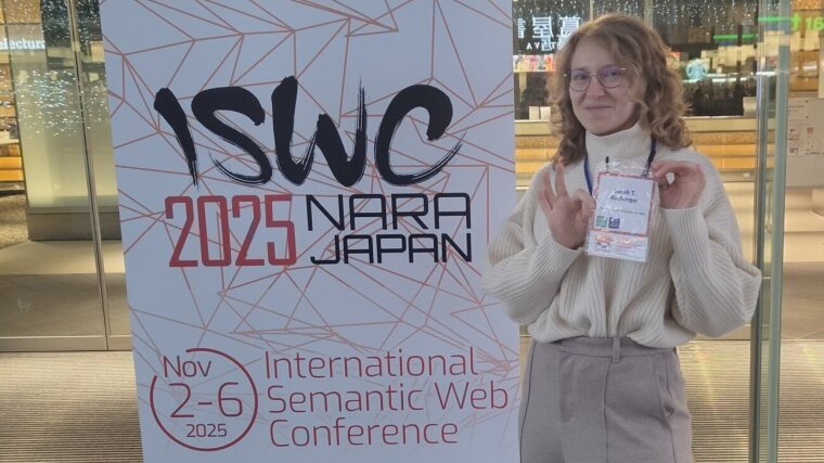 Person vor einem Roll up ISWC 2025