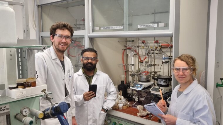 Von Links nach rechts Lars Flüggen, Vishvapalsinhji Parmar, Sarah Bachinger.